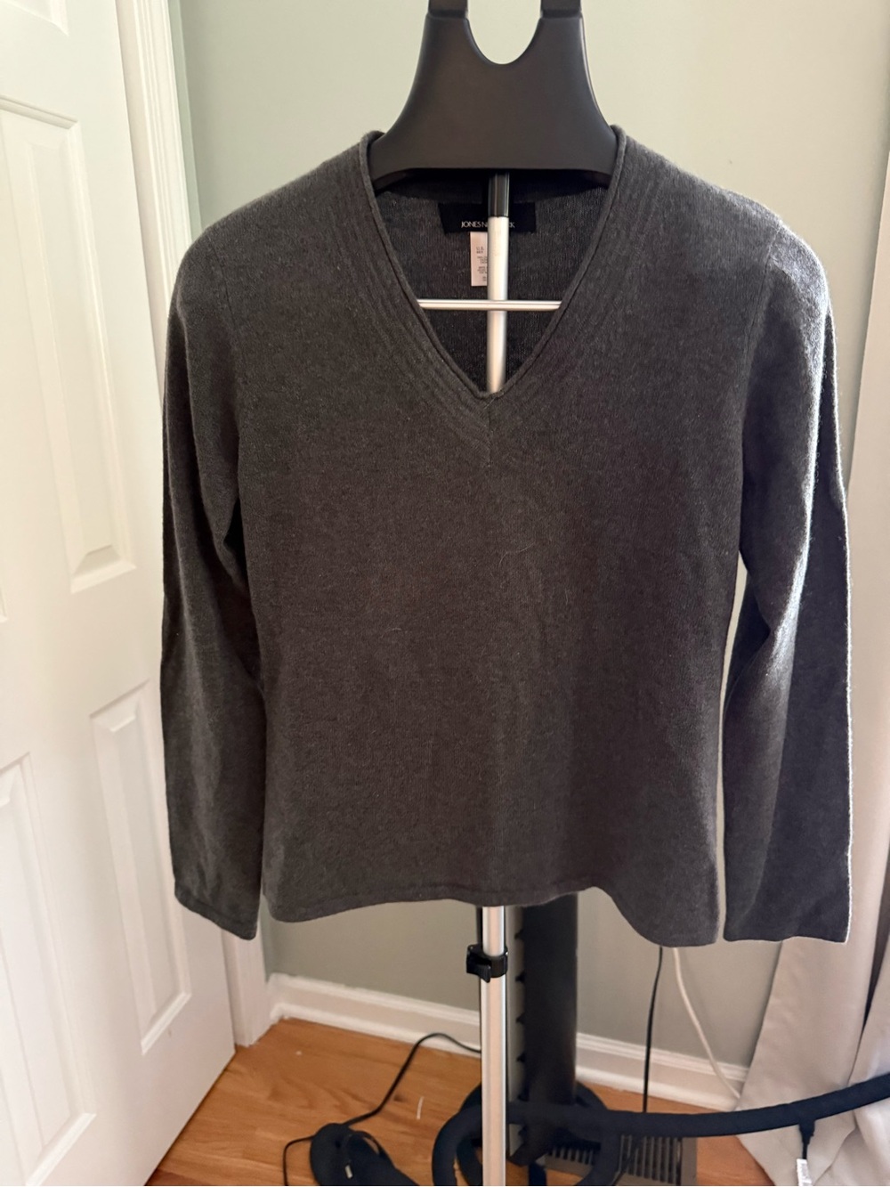 Jones New York 100% Cashmere Sweater Womens Small Gray V Neck Knit Pullover